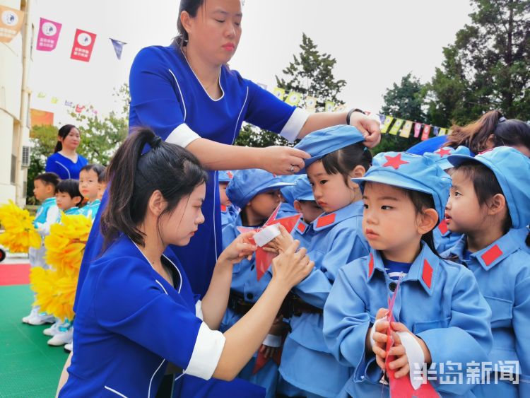 海军青岛示范幼儿园迎建园70周年军娃们走方队又萌又飒