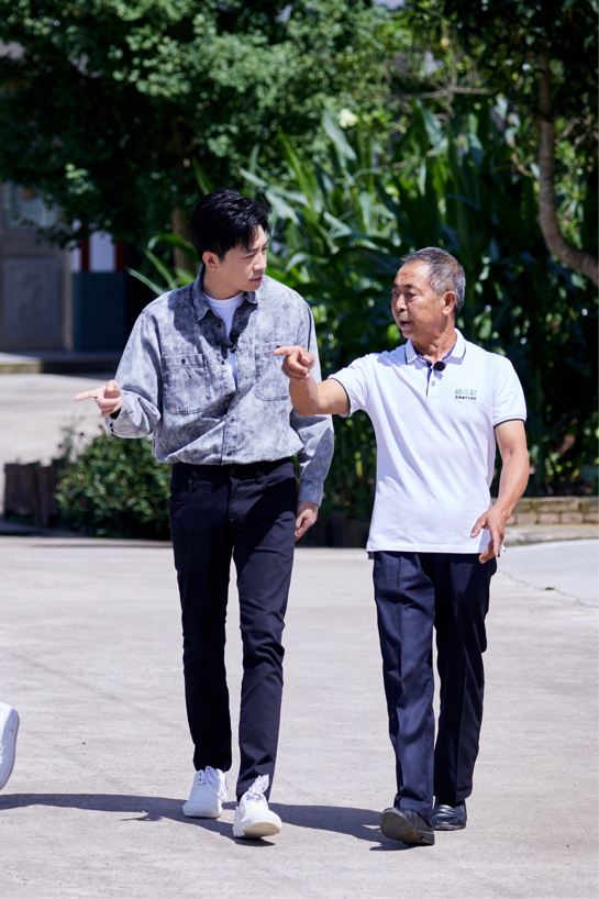 俞灏明|《青春在大地》俞灏明刘芸岫云村采风之旅 抓鸭赶猪体验下乡进货