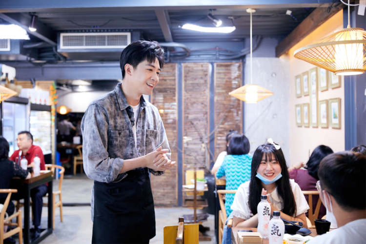 俞灏明|《青春在大地》俞灏明刘芸岫云村采风之旅 抓鸭赶猪体验下乡进货