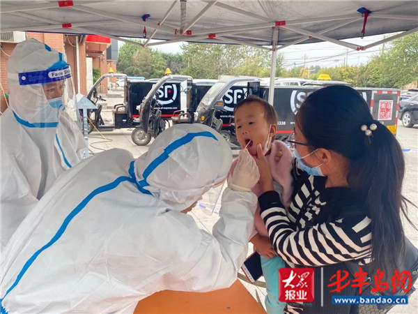 流动人口在青岛做核酸检测_青岛核酸检测现场图片(3)