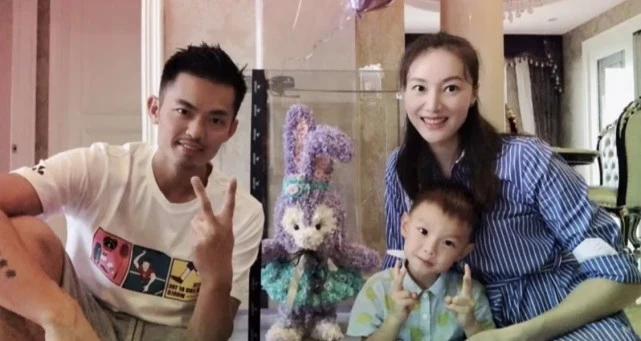 |走出摸臀門風波！謝杏芳曬甜蜜舊照示愛林丹