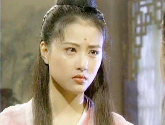 周海媚|53岁周海媚晒与狗狗合照被网友质问为何不生娃 本尊回怼：与你何干