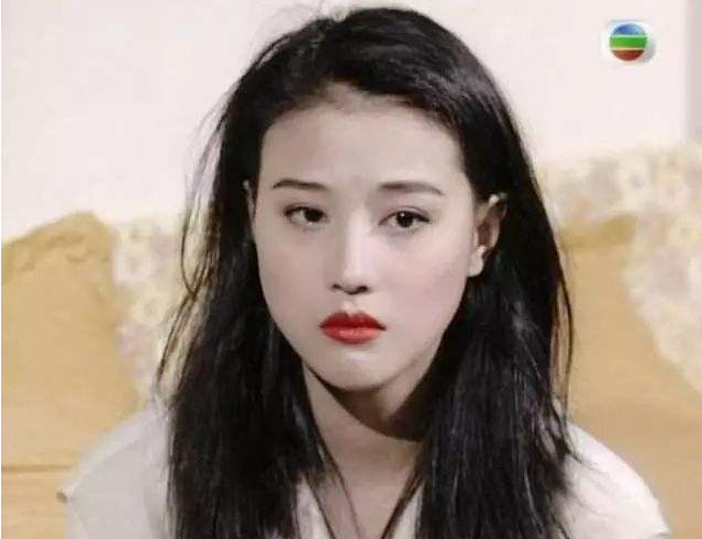 周海媚|53岁周海媚晒与狗狗合照被网友质问为何不生娃 本尊回怼：与你何干