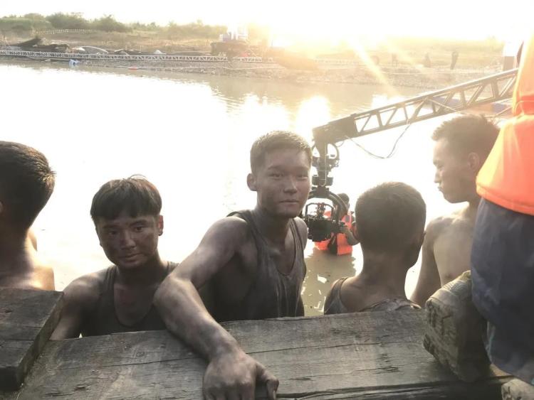 青科|青科大学生参演《金刚川》向抗美援朝先烈致敬