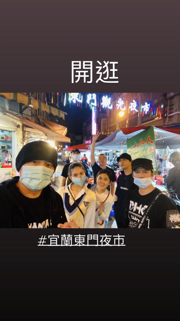 |周杰伦昆凌同游夜市 亲密合照秀恩爱超甜蜜