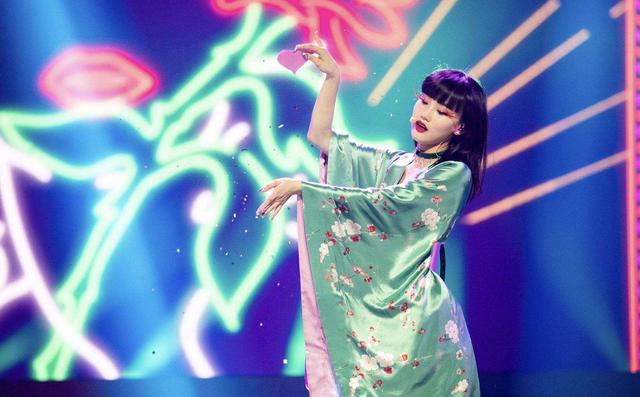 微信|黄龄回应没加宁静微信：反正在节目里可以聊天见面，加了微信就是朋友了吗