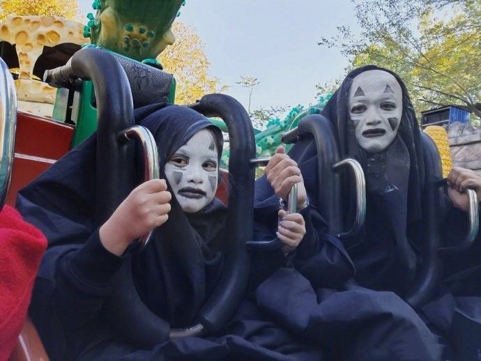 万圣节|包贝尔万圣节带女儿包饺子cos无脸男 网友直呼可爱