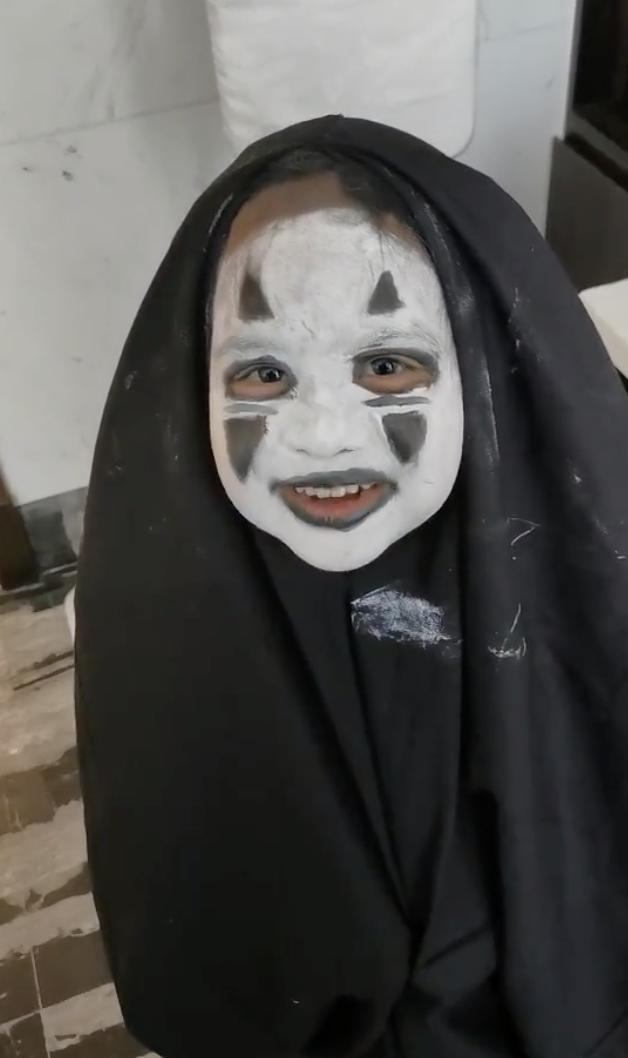 万圣节|包贝尔万圣节带女儿包饺子cos无脸男 网友直呼可爱