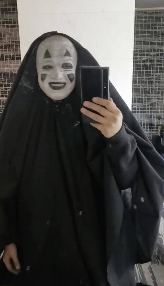 万圣节|包贝尔万圣节带女儿包饺子cos无脸男 网友直呼可爱