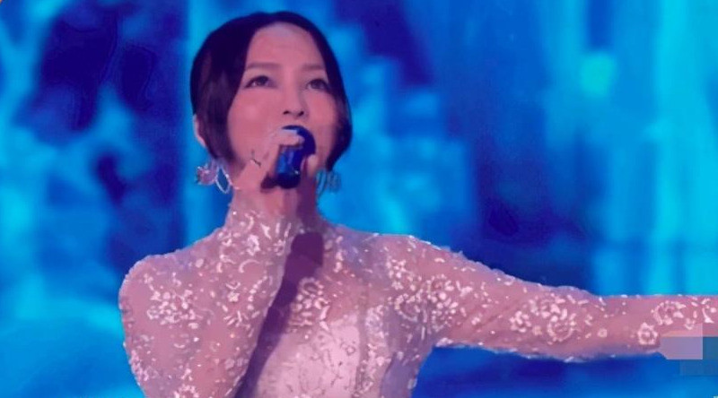 张韶涵|现场追星！李佳琦趴窗户上看张韶涵好像壁虎 网友：已笑喷