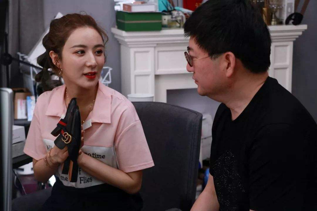 张韶涵|现场追星！李佳琦趴窗户上看张韶涵好像壁虎 网友：已笑喷