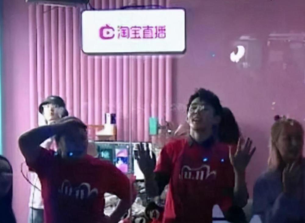 张韶涵|现场追星！李佳琦趴窗户上看张韶涵好像壁虎 网友：已笑喷