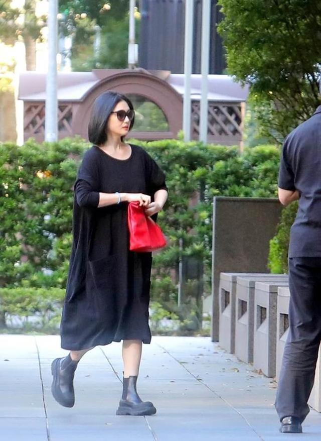 大S|大S終于瘦了 現(xiàn)身與小S姐妹聚餐，面露疲態(tài)略憔悴