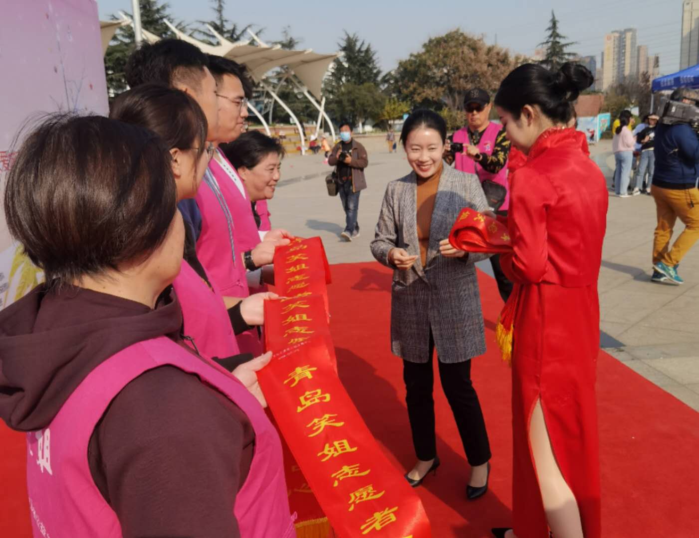 携手架起爱心桥 白菜棉衣送社区  青岛市北区启动青岛市志愿者广场“暖冬行动”