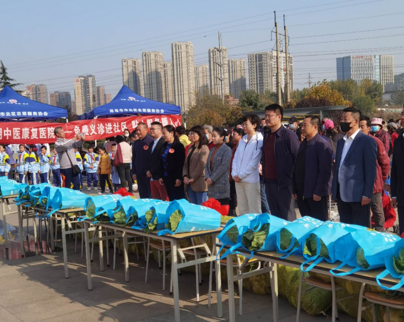 携手架起爱心桥 白菜棉衣送社区  青岛市北区启动青岛市志愿者广场“暖冬行动”