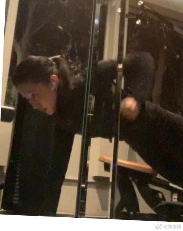 人设|刘亦菲一改往日“娇弱”人设 单手做平板支撑对着镜子大秀背肌