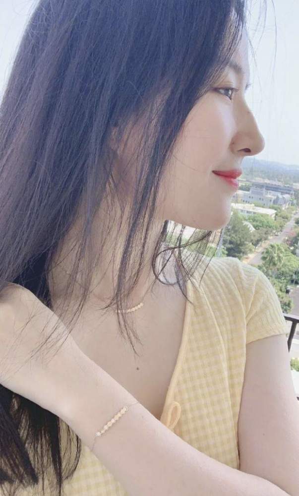 人设|刘亦菲一改往日“娇弱”人设 单手做平板支撑对着镜子大秀背肌