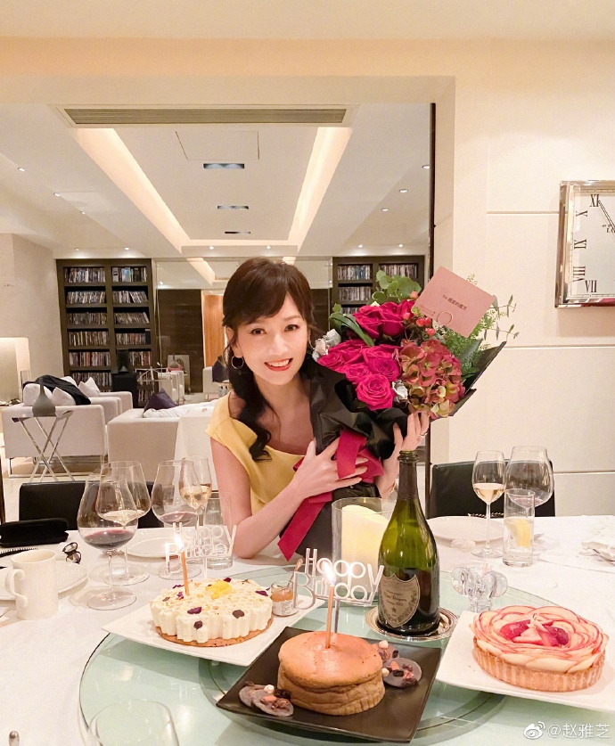趙雅芝|“白娘子”趙雅芝慶祝66歲生日 手捧鮮花凍齡宛如少女
