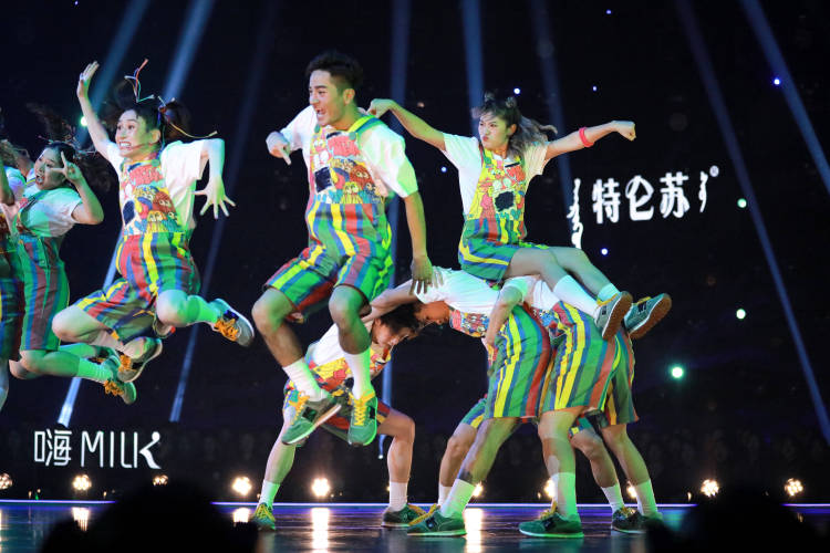 斗舞|《舞蹈风暴2》炸裂斗舞：街舞团遭遇最大危机！张艺兴严格要求引争议