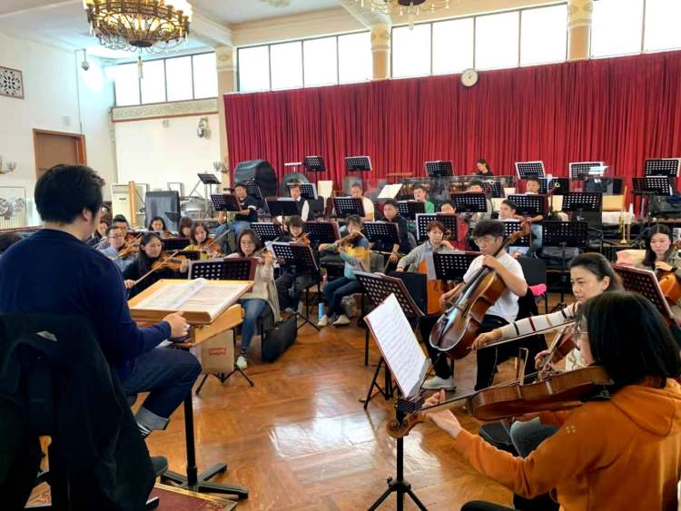 德沃夏克|青岛交响乐团“雅乐惠民”音乐会绝了！贝多芬、德沃夏克名曲上演 还有《今夜无人入睡》