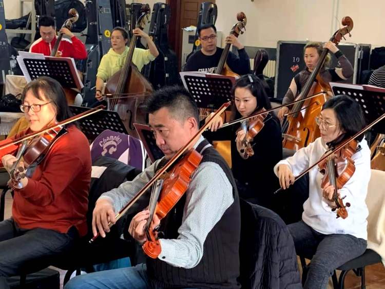 德沃夏克|青岛交响乐团“雅乐惠民”音乐会绝了！贝多芬、德沃夏克名曲上演 还有《今夜无人入睡》