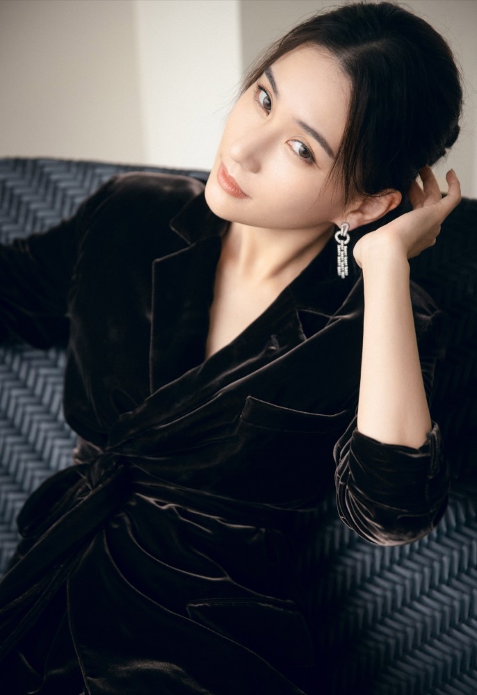 窦骁晒何|窦骁晒何超莲会计师硕士毕业证 笑称未来留不了私房钱了