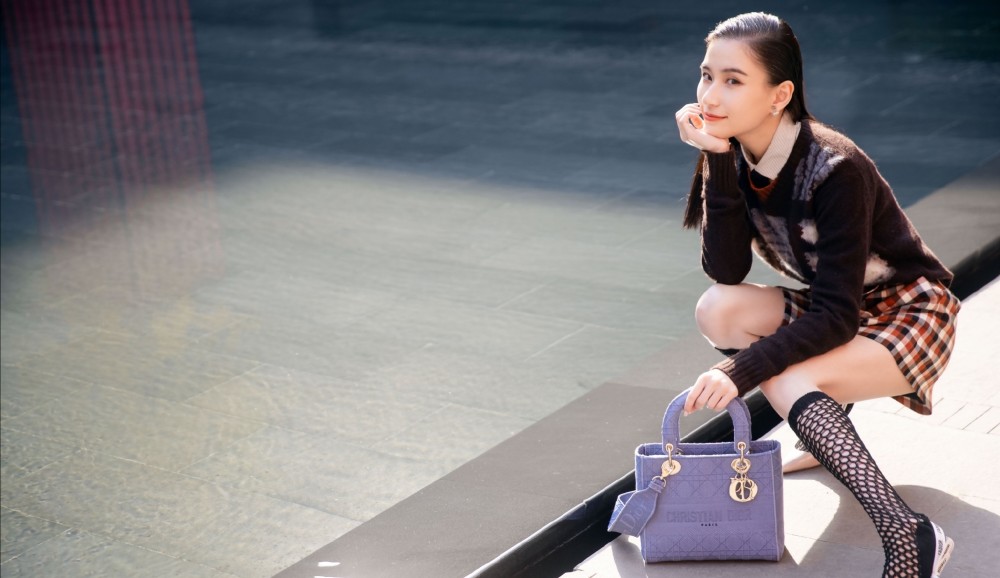 窦骁晒何|窦骁晒何超莲会计师硕士毕业证 笑称未来留不了私房钱了