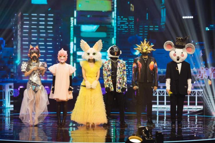 猜猜猜|《蒙面唱将猜猜猜》三栖女神惊艳登场，猜评团齐秀“螃蟹舞”