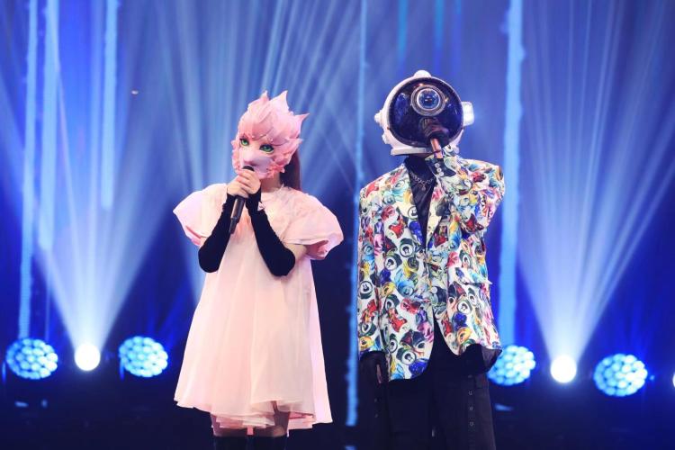 猜猜猜|《蒙面唱将猜猜猜》三栖女神惊艳登场，猜评团齐秀“螃蟹舞”