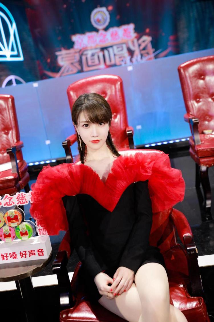 猜猜猜|《蒙面唱将猜猜猜》三栖女神惊艳登场，猜评团齐秀“螃蟹舞”