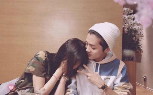 |新狗粮来了 鹿晗关晓彤戴情侣帽暗戳戳秀恩爱