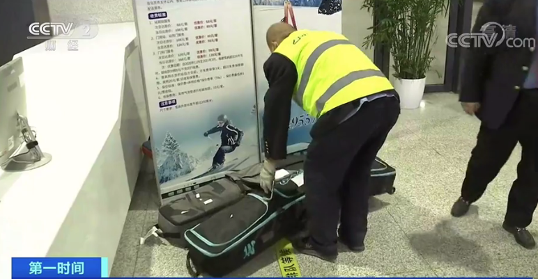 雪具|“滑雪专列”京张高铁雪具上车难引发网友热议 记者实地调查