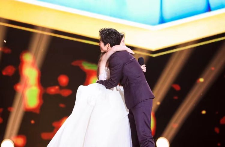 18|年仅18岁！单依纯成为“好声音”史上最年轻总冠军！