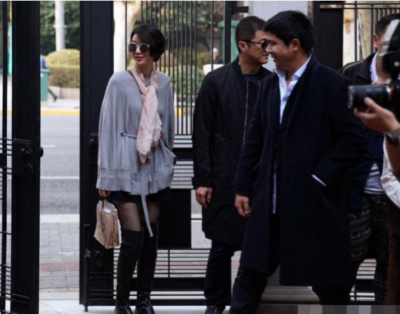 超模|李亚鹏疑似与90后超模有新恋情，女方身材一流曾是选美冠军