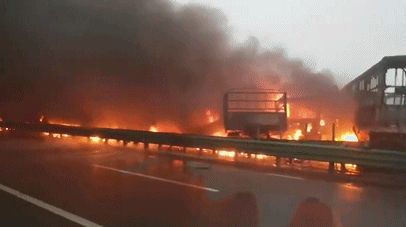 包茂|陕西包茂高速一路段43辆车相撞：明火已扑灭 伤亡正在核实