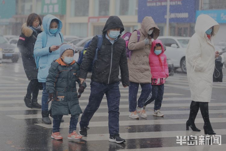 降雪大风降温齐来青看清晨风雪赶路人