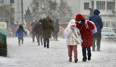 青島早高峰擁堵嚴重，風雪中這一幕很暖……