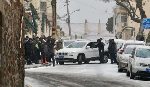 青島老城區道路結冰多輛車輛失控擁堵 警民聯手“雪地大營救”