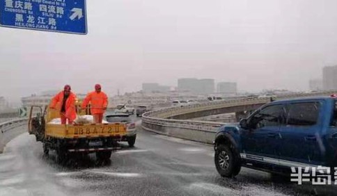 出動68輛車、噴灑融雪劑750噸 風雪里他們守護320萬平方米清雪區域