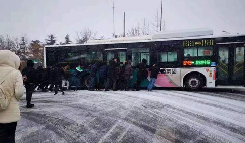 天寒人心暖！降雪天青島一公交車打滑 數十人推車團結力量大