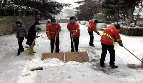 即墨1100余人清雪隊伍 撒播180噸融雪劑為出行提供便利