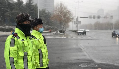 嶗山轄區普降暴雪 交警全力應對惡劣天氣保障道路安全