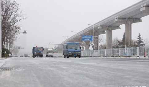 濱海大道附近道路難行 青島市政人員冒雪保暢通