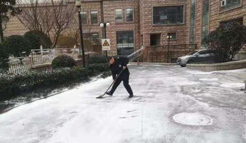 青島珠海路街道：以雪為令 掃出一條安全路