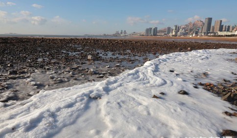 冻上了！青岛石老人海水浴场东侧沙滩现结冰现象