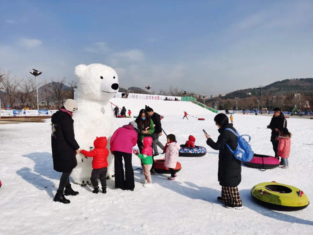 青岛世博园戏雪乐园占地达两万余平,邀请大小朋友一起来赴冰雪之约