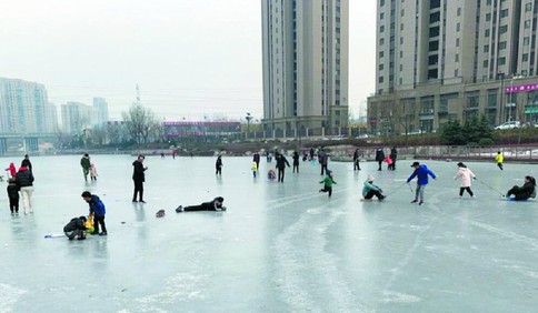 李村河成“滑冰场” 冰层厚薄不一存安全隐患