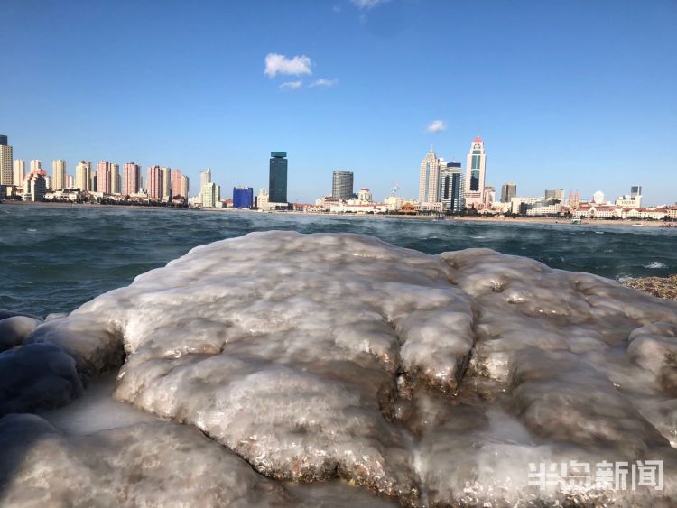 小青岛礁石冰冻栈桥海浩似仙境