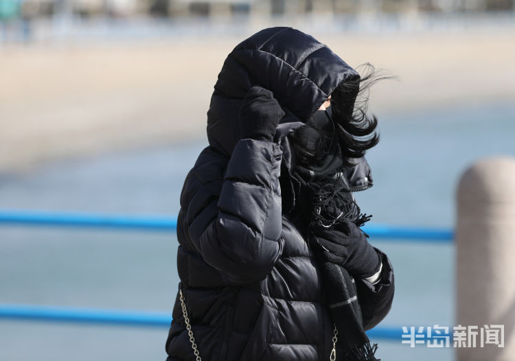 美丽冻人青岛迎来寒潮极寒天气行人在寒风凛冽中前行