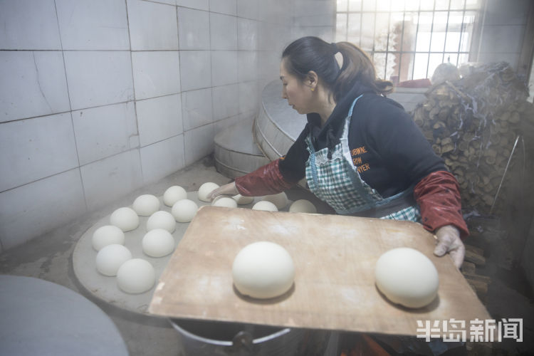 王哥庄馒头店进入"忙年"状态 大锅蒸出香喷喷年味